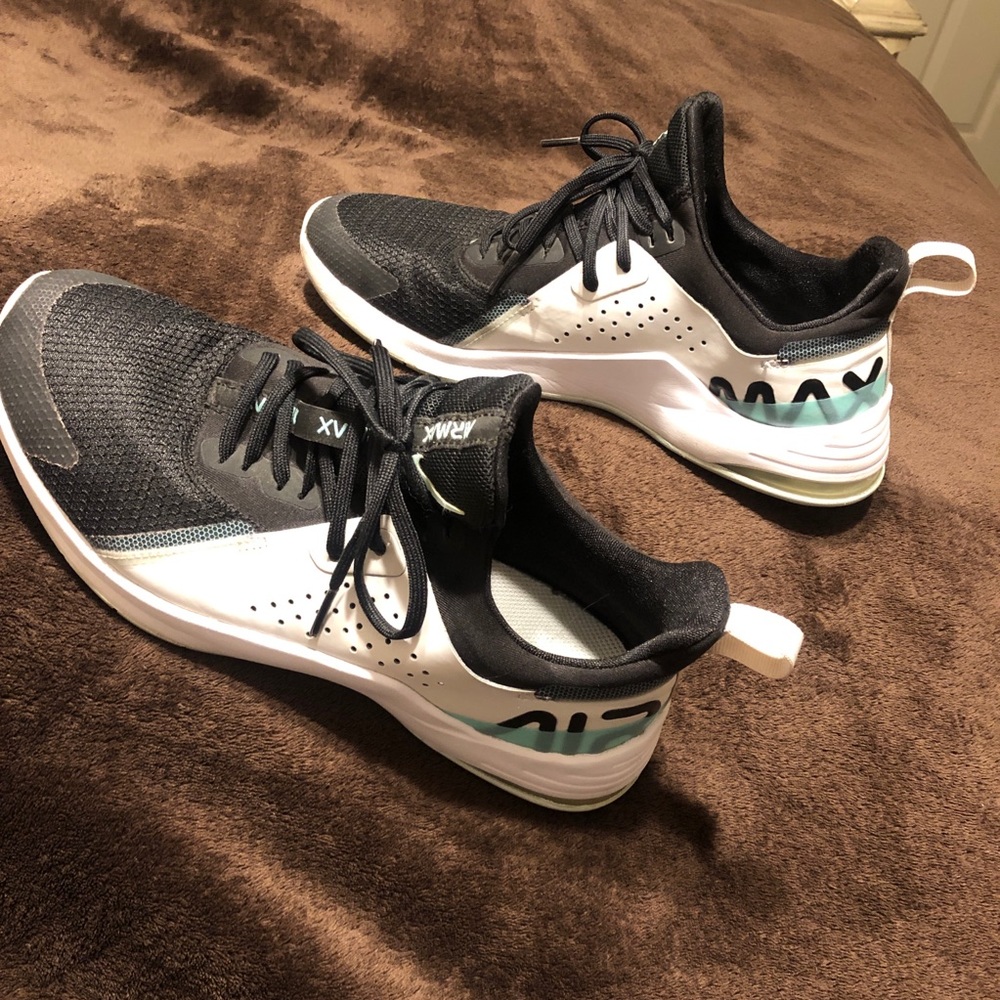 Nike Air Max Bella lace up running shoes. CJ 0842-003 TR3BlCk. Size 8 m